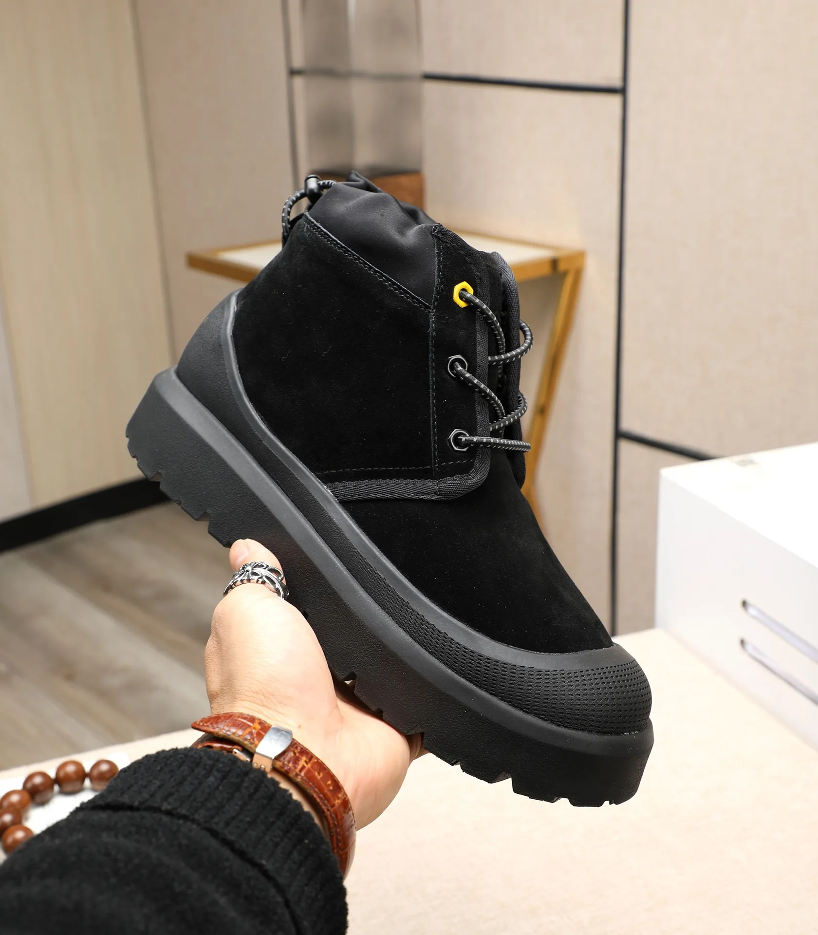 Men's shoes 💰580 (same style for men and women) Please pay attention to the quality of the original order and compare the thickness of the wool 🏮🏮The popular UGG is from Australia's warm luxury brand men's shoes, the official website is synchronized, Beckham men's style..., made of imported first-layer waxed cowhide, waxed toe cap, Australian real wool velvet lining Carefully sewn...Imported rubber Martin boots outsoles (comfortable, soft and wear-resistant). I really like the quality..Exquisite workmanship. You won't be able to put it down at first sight. Sizes 35-44